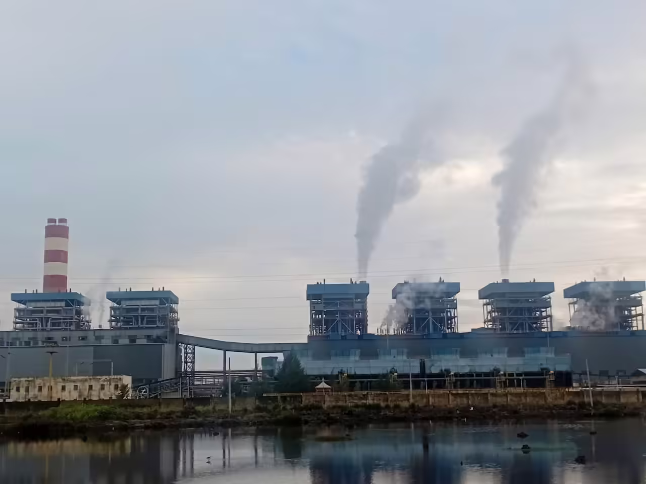 PLTU PT Obsidian Stainlees Steel (OSS) terletak di Desa Tani Indah, Kecamatan Kapoiala, Konawe