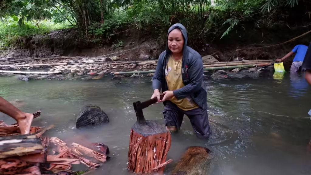 Perempuan Mentawai