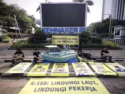 Aktivis Greenpeace Indonesia, Team 9, dan Jejaring Serikat Pekerja/Serikat Buruh Sektor Maritim melakukan aksi damai di depan gedung Kementerian Ketenagakerjaan RI di Hari Buruh Internasional pada 1 Mei 2025. © Dhemas Reviyanto / Greenpeace