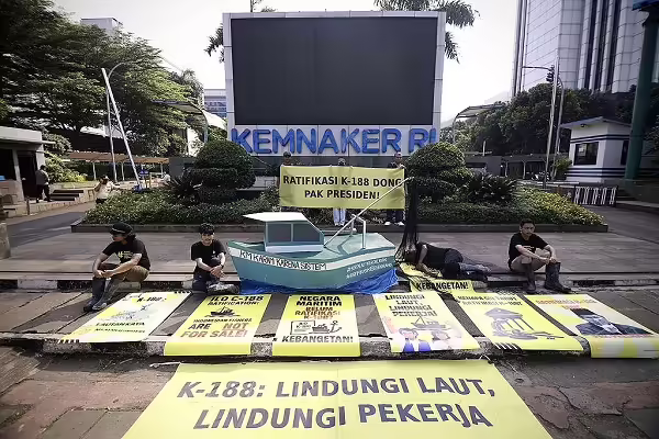 Aktivis Greenpeace Indonesia, Team 9, dan Jejaring Serikat Pekerja/Serikat Buruh Sektor Maritim melakukan aksi damai di depan gedung Kementerian Ketenagakerjaan RI di Hari Buruh Internasional pada 1 Mei 2025. © Dhemas Reviyanto / Greenpeace