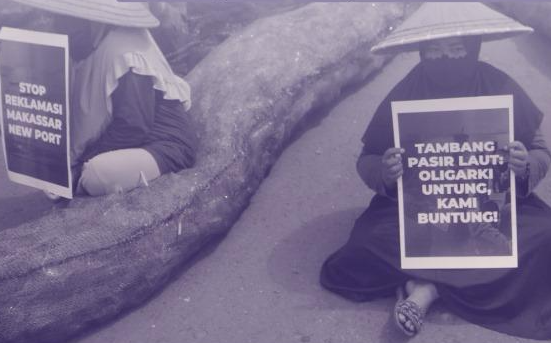 Aksi perempuan pesisir menolak reklamasi yang merusak kehidupan dan lingkungan. (Foto: WALHI Sulawesi Selatan)