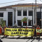 Sejumlah warga Sumatera Selatan menggelar aksi damai di depan Pengadilan Tinggi Palembang, menyusul pengajuan banding atas gugatan kabut asap. (Muhammad Hatta/Greenpeace)