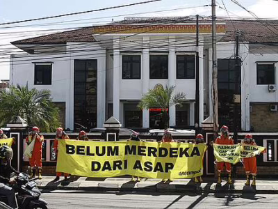 Sejumlah warga Sumatera Selatan menggelar aksi damai di depan Pengadilan Tinggi Palembang, menyusul pengajuan banding atas gugatan kabut asap. (Muhammad Hatta/Greenpeace)