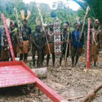 perlawanan ekologis dan spiritual masyarakat adat Suku Awyu di Papua memajang salib merah—yang tampaknya memiliki makna religius dan perlawanan kultural - Dok Walhi Papua