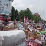 Donasi logistik yang membeludak di depan Kantor Bupati Pati untuk massa aksi Rabu (13/8/2025). (Foto: NU Online/Ahmad Solkan)