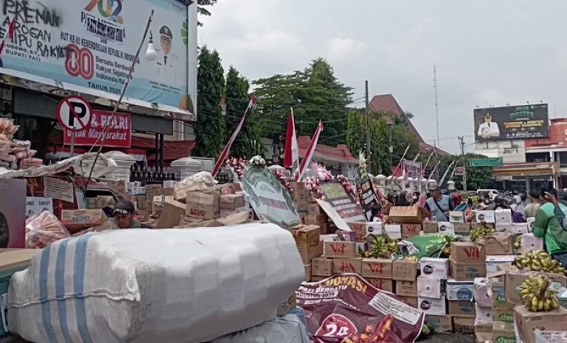 Donasi logistik yang membeludak di depan Kantor Bupati Pati untuk massa aksi Rabu (13/8/2025). (Foto: NU Online/Ahmad Solkan)