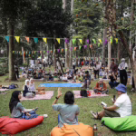 Peserta mengikuti Piknik Bebas Plastik 2025 di Taman Langsat, Jakarta, Minggu (27/7/2025). (Dhemas Reviyanto / Greenpeace)