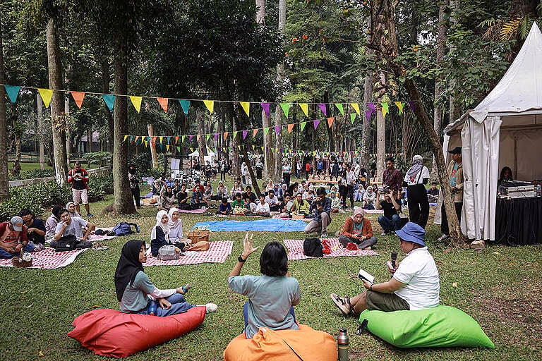 Peserta mengikuti Piknik Bebas Plastik 2025 di Taman Langsat, Jakarta, Minggu (27/7/2025). (Dhemas Reviyanto / Greenpeace)