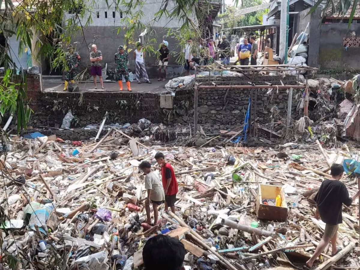 Mataram Darurat Sampah. Sejumlah anak-anak bermain di atas tumpukan sampah pascabanjir yang melanda Kota Mataram, Nusa Tenggara Barat, pada 6 Juli 2025. (sofyan)