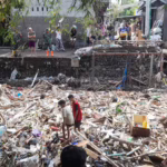 Mataram Darurat Sampah. Sejumlah anak-anak bermain di atas tumpukan sampah pascabanjir yang melanda Kota Mataram, Nusa Tenggara Barat, pada 6 Juli 2025. (sofyan)