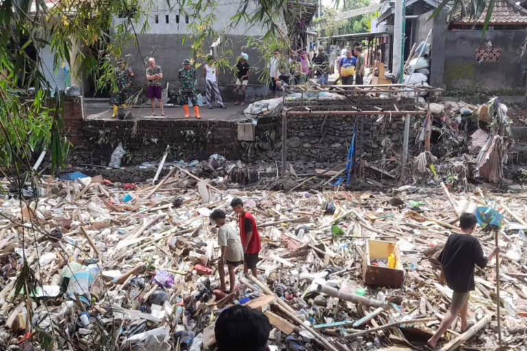 Mataram Darurat Sampah. Sejumlah anak-anak bermain di atas tumpukan sampah pascabanjir yang melanda Kota Mataram, Nusa Tenggara Barat, pada 6 Juli 2025. (sofyan)