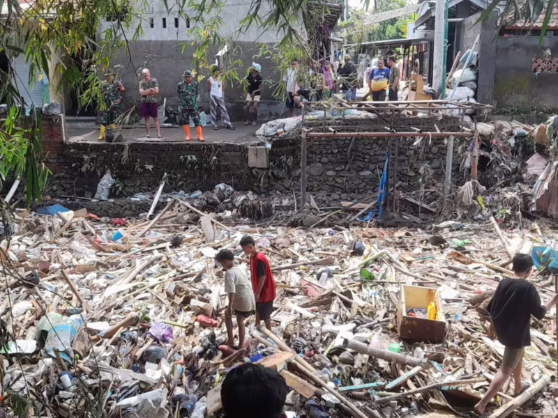 Mataram Darurat Sampah. Sejumlah anak-anak bermain di atas tumpukan sampah pascabanjir yang melanda Kota Mataram, Nusa Tenggara Barat, pada 6 Juli 2025. (sofyan)