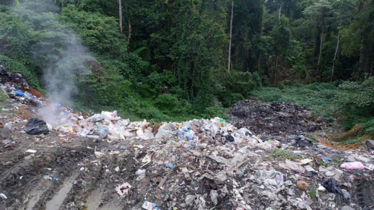 Tempat pembuangan sampah dari kota Tuapeijat di Desa Sido Makmur, sekitar 12 kilometer dari Pelabuhan Tuapeijat.