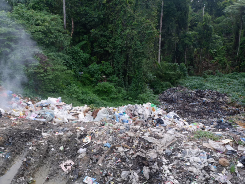 Tempat pembuangan sampah dari kota Tuapeijat di Desa Sido Makmur, sekitar 12 kilometer dari Pelabuhan Tuapeijat.