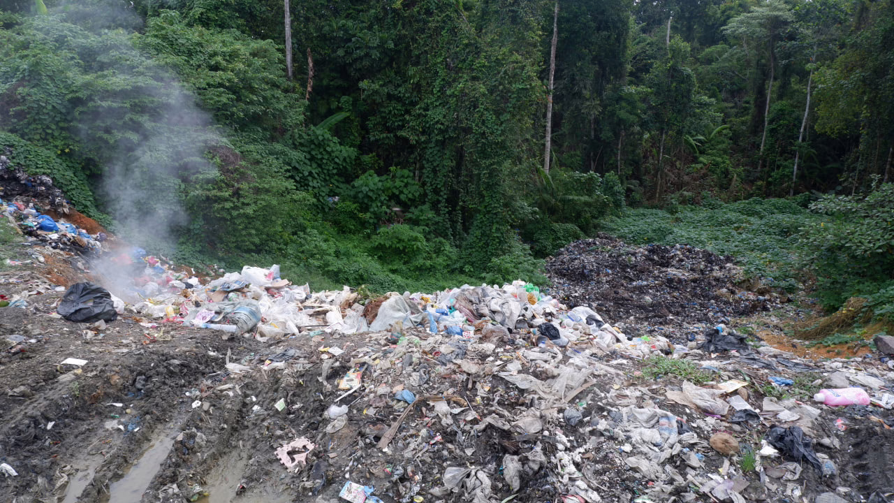 Tempat pembuangan sampah dari kota Tuapeijat di Desa Sido Makmur, sekitar 12 kilometer dari Pelabuhan Tuapeijat.