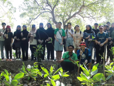 Mahasiswa Prodi Teknik Lingkungan UNAIR dan Nanyang Polytechnic dalam sesi foto bersama sebelum melakukan penanaman mangrove di Ekowisata Mangrove, Rabu (3/9/2025) (Foto: PKIP UNAIR)