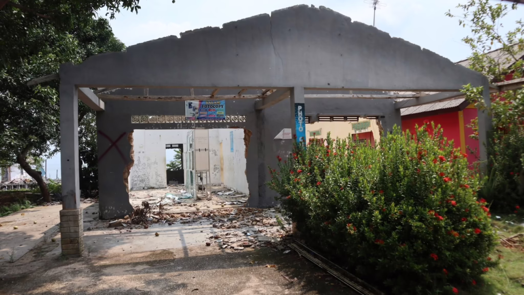 Sebuah rumah yang sebagian hancur di salah satu Kampung Tua (desa tua) Pulau Rempang, sebelumnya dimiliki oleh sebuah rumah tangga yang setuju untuk pindah untuk memberi jalan bagi megaproyek Rempang Eco City (Gambar: Bagus Pradana / Transparansi Internasional Indonesia)