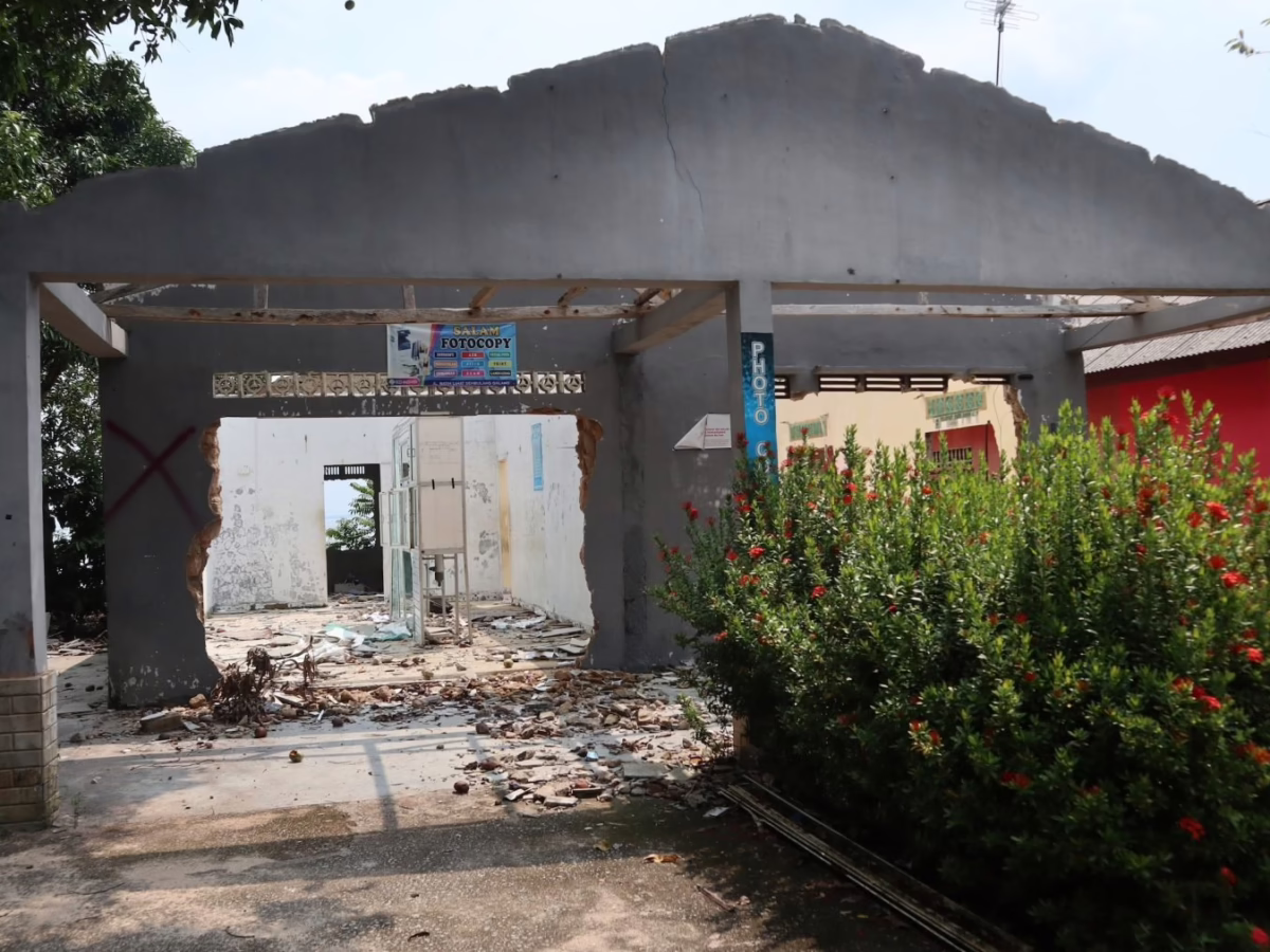 Sebuah rumah yang sebagian hancur di salah satu Kampung Tua (desa tua) Pulau Rempang, sebelumnya dimiliki oleh sebuah rumah tangga yang setuju untuk pindah untuk memberi jalan bagi megaproyek Rempang Eco City (Gambar: Bagus Pradana / Transparansi Internasional Indonesia)