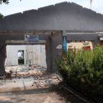 Sebuah rumah yang sebagian hancur di salah satu Kampung Tua (desa tua) Pulau Rempang, sebelumnya dimiliki oleh sebuah rumah tangga yang setuju untuk pindah untuk memberi jalan bagi megaproyek Rempang Eco City (Gambar: Bagus Pradana / Transparansi Internasional Indonesia)