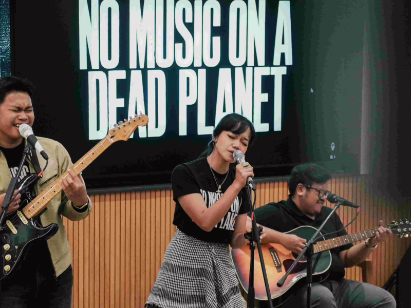 Alarm Records meluncurkan album kompilasi sonic/panic Vol. 3, yang menghadirkan 15 lagu dari 15 musisi lintas genre di Indonesia. Album ini berisi peringatan untuk menghadapi krisis iklim yang semakin nyata. Juga, seruan untuk bikin kebijakan yang lebih berpihak pada kondisi bumi.