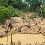 : BEKAS SUMUR MINYAK – Kondisi bekas sumur minyak ilegal yang berada di dalam kawasan restorasi Hutan Harapan, di wilayah Sumatera Selatan. Semburan gas tidak berhenti hingga saat ini yang membuat air di dalam galian terus menggelembung, Kamis (27/11/2025). (Foto: Suang Sitanggang)