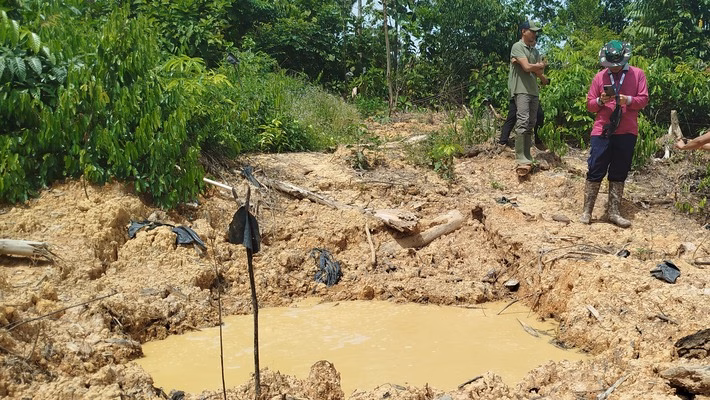: BEKAS SUMUR MINYAK – Kondisi bekas sumur minyak ilegal yang berada di dalam kawasan restorasi Hutan Harapan, di wilayah Sumatera Selatan. Semburan gas tidak berhenti hingga saat ini yang membuat air di dalam galian terus menggelembung, Kamis (27/11/2025). (Foto: Suang Sitanggang)
