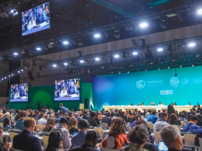 Jumat pagi di Belém, 14 November 2025. Udara di luar Hangar Convention Centre sudah terasa panas dan tegang, bukan hanya karena kelembaban Amazon. Di pintu masuk utama Blue Zone—area steril yang disediakan untuk para negosiator berjas—obrolan diplomatik yang biasa terdengar telah digantikan oleh nyanyian dan tuntutan. Sekitar 90 pengunjuk rasa dari masyarakat adat Munduruku memblokir akses, mengubah diri mereka dari sekadar penonton menjadi inti cerita. Ini bukan side event yang terjadwal; ini adalah intervensi. Masyarakat Munduruku, yang tanah leluhurnya di negara bagian Pará, Amazonas, dan Mato Grosso terancam, tidak datang untuk berfoto. Mereka menuntut satu hal yang mendasar: "diakhirinya proyek dan kegiatan ekstraktif yang mengancam wilayah adat," terutama di cekungan Sungai Tapajós dan Xingu. Adegan ini adalah ironi pertama dan paling tajam dari KTT iklim PBB ke-30 ini. Presiden Brasil, Luiz Inácio Lula da Silva, telah dengan lantang menjanjikan KTT ini sebagai "COP of Truth" ("COP Kebenaran"). Namun, ketika "kebenaran" dari garis depan krisis iklim tiba di gerbangnya, respons resmi bukanlah dialog, melainkan pemanggilan tentara untuk memperkuat keamanan. Di dalam, di balik barikade, dunianya terasa berbeda. Joni Aswira Putra Ketua Umum Masyarakat Jurnalis Lingkungan Indonesia (The Society of Indonesian Environmental Journalist), melaporkan untuk Ekuatorial dari Belém. Ia menggambarkan negosiasi minggu pertama, yang berakhir pada Sabtu, 15 November 2025 , sebagai "cukup dinamis". "Dinamis" adalah kata yang sopan untuk "penuh konflik". Di balik "banyak side event" dan "pertemuan-pertemuan presidensi" yang diamati Joni, dua pertarungan fundamental sedang berkecamuk. Pertarungan pertama adalah soal uang: pertarungan triliunan dolar mengenai siapa yang membayar untuk transisi iklim. Pertarungan kedua adalah soal kredibilitas: pertarungan eksistensial mengenai integritas tuan rumah yang menjanjikan penyelamatan Amazon sambil berencana mengebor minyak di muaranya. Direktur Eksekutif COP30, Ana Toni, berusaha meredakan ketegangan, menyebut protes Munduruku sebagai "sah" dan meyakinkan media bahwa pemerintah "mendengarkan". Namun, tindakan memanggil tentara menceritakan kisah yang berbeda. Ini mengungkap adanya dua COP yang berjalan paralel di Belém: COP di dalam Blue Zone, dengan negosiasi steril dan bahasa teknis; dan COP di luar di jalanan, tempat "kebenaran" yang dituntut Lula sedang diperjuangkan secara fisik. Fakta bahwa masyarakat Munduruku harus memblokir pintu masuk hanya untuk diarahkan bertemu dengan menteri Sônia Guajajara dan Marina Silva membuktikan satu hal: mereka, pada awalnya, tidak didengar sama sekali. Pahlawan Iklim dan rencana pengeboran minyak Presiden Lula adalah pusat gravitasi dari COP30. Di panggung global, dia adalah pahlawan iklim. Dia membuka KTT Pemimpin dengan seruan penuh semangat untuk "kekalahan telak bagi penyangkal iklim". Seperti yang dicatat oleh Joni Aswira Putra, tuan rumah Brasil dan "Presiden Lula sendiri yang mendorong koalisi besar" untuk mengakhiri ketergantungan dunia pada bahan bakar fosil. Ada "kabar baik" yang nyata untuk mendukung retorikanya. Pemerintahannya telah mencapai kemajuan yang mengesankan dalam menekan laju perusakan hutan. Angka deforestasi di Amazon Brasil telah turun sebesar 50% selama tiga tahun masa jabatannya. Ini adalah pencapaian signifikan yang dipamerkan di KTT. Inisiatif utamanya adalah 'Tropical Forest Forever Facility' (TFFF), sebuah mekanisme pendanaan baru yang dirancang untuk membuat "hutan yang berdiri lebih berharga daripada lahan yang gundul". TFFF bertujuan mengumpulkan $125 miliar untuk perlindungan hutan, dan telah mendapatkan komitmen awal $5,5 miliar, termasuk dari Norwegia dan kontribusi dari Brasil sendiri. Namun, seperti yang diakui Lula sendiri dalam pidatonya, ada "kesulitan dan kontradiksi". Kontradiksi-kontradiksi ini begitu mencolok sehingga mengancam kredibilitas seluruh KTT. Kontradiksi Minyak. Hanya beberapa minggu sebelum COP30 dimulai, pemerintahannya menyetujui lisensi pengeboran minyak dan gas di Foz do Amazonas, sebuah wilayah sensitif di lepas pantai muara Sungai Amazon. Ini adalah langkah yang dikecam para kritikus sebagai kemunafikan yang mencengangkan. Kontradiksi Infrastruktur: Secara bersamaan, pemerintahannya mendorong "peningkatan" jalan raya BR-319, sebuah proyek yang akan membelah wilayah barat Amazon yang masih utuh. Para ilmuwan memperingatkan ini akan memberikan "tekanan yang belum pernah terjadi sebelumnya" dari agribisnis dan ekstraktivisme. Ada pula rencana untuk "de-statise" (privatisasi) sungai-sungai utama seperti Tapajós untuk menciptakan "hydrovia" (jalur air) bagi pengiriman kedelai. Kontradiksi Politik Lula harus melakukan "tindakan penyeimbangan" politik yang berbahaya. Untuk memerintah, ia bergantung pada dukungan lobi "Ruralista" (agribisnis) yang kuat, yang mendominasi Kongres dan mendorong agenda ekstraktif yang berlawanan langsung dengan konservasi. Kontradiksi Ambisi Brasil, yang memposisikan diri sebagai pemimpin iklim global, secara bersamaan adalah salah satu emiten teratas dunia dan secara aktif mempertimbangkan untuk bergabung dengan OPEC+, aliansi negara-negara produsen minyak. Ini bukan sekadar "tindakan penyeimbangan"; ini adalah strategi ganda yang terkompartementalisasi. Lula tidak sedang menyeimbangkan; dia sedang mencoba memiliki keduanya. Di satu sisi, dia memperlakukan Amazon sebagai aset karbon global yang bisa dijual (melalui TFFF) kepada donor internasional untuk pendanaan iklim. Di sisi lain, dia memperlakukannya sebagai aset sumber daya domestik (minyak, tanah, jalur sungai) yang bisa dijual kepada sekutu politik (Ruralista, industri minyak) untuk stabilitas politik dan pembangunan ekonomi "abad ke-20". Paradoks Lula bukanlah kegagalan pribadi; ini adalah model bisnis "Ekstraktivisme Hijau". "COP Kebenaran" adalah panggung global untuk memasarkan kedua strategi yang saling bertentangan ini secara bersamaan. Ini adalah preseden berbahaya yang menunjukkan bahwa perlindungan iklim dan ekstraktivisme dapat berjalan beriringan, padahal kenyataannya keduanya saling meniadakan. Keuangan transisi Di jantung "dinamika" minggu pertama yang dilaporkan Joni Aswira Putra untuk Ekuatorial adalah satu isu yang selalu menjadi kunci: "keuangan transisi". Ini adalah medan pertempuran utama yang memecah belah Global Utara dan Global Selatan, dan di Belém, pertarungan ini berpusat pada dua mekanisme yang saling terkait: "Pasal 9 dari Perjanjian Paris" dan "Peta Jalan Baku-Belem" yang baru. Pasal 9 adalah inti dari ketidakpercayaan. Secara hukum, pasal ini mewajibkan negara-negara maju untuk menyediakan sumber daya keuangan bagi negara-negara berkembang untuk mitigasi dan adaptasi. Kata kerja yang digunakan adalah "shall provide" (harus menyediakan), sebuah kewajiban, bukan saran. Konflik teknis yang sangat politis terjadi pada perbedaan antara Pasal 9.1 dan 9.3. Negara-negara berkembang, yang dipimpin oleh blok G77 dan Tiongkok, berargumen bahwa COP29 di Baku tahun lalu gagal total. Mengapa? Karena kesepakatan di Baku hanya berfokus pada Pasal 9.3: "mobilisasi" keuangan, sebuah istilah yang memungkinkan negara maju menghitung pinjaman swasta dan modal komersial sebagai bagian dari kontribusi mereka. Negara-negara berkembang berargumen bahwa kewajiban inti Pasal 9.1—"penyediaan" dana publik (yaitu, hibah, bukan pinjaman) dari kas negara maju—telah diabaikan dan "masih terutang". Negara-negara maju, khususnya Uni Eropa (UE), diidentifikasi sebagai "penghalang utama" kemajuan dalam perdebatan ini, menghalangi fokus khusus pada pendanaan publik Pasal 9.1. Ke dalam kekacauan inilah "Peta Jalan Baku-Belém" diluncurkan. Ini adalah proposal besar di atas meja: sebuah rencana untuk memobilisasi $1,3 triliun USD per tahun pada tahun 2035. Seperti yang dicatat Joni, tujuannya ambisius: "reformasi arsitektur keuangan dan penghapusan subsidi fosil". Peta jalan ini memang menyerukan "perombakan" sistem keuangan dan "penyaluran kembali" subsidi bahan bakar fosil, yang menurut IMF mencapai angka mengejutkan $7 TRILIUN pada tahun 2022. Namun, peta jalan ini segera dilihat melalui dua lensa yang sangat berbeda. Bagi lembaga-lembaga seperti World Resources Institute (WRI), ini adalah "strategi holistik yang cerdas". WRI memuji "kombinasi pragmatisme dengan fokus pada skala dan perubahan sistem" dan memujinya karena "secara tepat menggeser lensa" dari dana publik yang "sederhana" untuk "membuka aliran yang jauh lebih besar dari investor swasta". Bagi negara-negara Global Selatan, pernyataan WRI adalah perwujudan dari ketakutan terbesar mereka. "Pergeseran lensa" ini, bagi mereka, adalah pengkhianatan terhadap kewajiban hukum Pasal 9.1. Mereka melihatnya sebagai "melemahkan" kewajiban negara maju dan mengganti hibah publik yang mereka butuhkan dengan pinjaman swasta yang hanya akan memperburuk krisis utang. Ini adalah perangkap utang iklim. Negara-negara berkembang, yang sudah menghabiskan 20-30% dari PDB mereka hanya untuk membayar utang, kini dipaksa masuk ke dalam skema di mana mereka harus meminjam uang (modal swasta 9.3) dari negara-negara Utara yang menyebabkan krisis iklim, untuk memperbaiki masalah yang disebabkan oleh negara-negara Utara tersebut, alih-alih menerima dana kewajiban (hibah publik 9.1). Ini adalah bentuk baru kolonialisme iklim. Tanpa penyelesaian kewajiban Pasal 9.1, Peta Jalan $1,3 Triliun berisiko menjadi "laporan yang tidak mengikat dengan dampak terbatas". Ambisi di atas kertas Pertarungan soal uang secara langsung terkait dengan pertarungan soal aksi. Joni Aswira Putra menyoroti fokus utama pada "transition away from fossil fuel" (transisi meninggalkan bahan bakar fosil) dan "peningkatan ambisi NDC" (Kontribusi yang Ditetapkan Secara Nasional). COP30 adalah tenggat waktu krusial bagi negara-negara untuk menyerahkan rencana iklim baru mereka (dikenal sebagai NDC 3.0) yang akan menentukan nasib target 1,5°C. Kebutuhan akan ambisi ini sangat mendesak. Laporan PBB sebelum KTT telah mengkonfirmasi adanya "jurang ambisi yang luas" antara janji-janji saat ini dan apa yang diperlukan. Menanggapi hal ini, sebuah "koalisi yang berkemauan" telah terbentuk. Joni menyebutkan adanya "Belém declaration on fossil fuel" yang didukung oleh 62 negara. Ini merujuk pada "koalisi yang berkembang pesat" dari 62 negara yang kini mendukung "peta jalan transisi bahan bakar fosil (TAFF) yang terstruktur". Ini adalah "koalisi besar" yang didorong oleh Lula, dan cakupannya luas: mencakup Brasil, negara-negara Eropa seperti Prancis dan Jerman, Kenya, dan blok-blok negosiasi penting seperti Aliansi Negara-Negara Kepulauan Kecil (AOSIS). Namun, koalisi 62 negara ini menghadapi kekuatan penentang yang masif. Secara formal, mereka menghadapi perlawanan dari negara-negara seperti Arab Saudi 29 dan produsen batu bara besar seperti Tiongkok dan India, yang menentang bahasa spesifik tentang penghapusan bahan bakar fosil. Namun, perlawanan yang lebih kuat dan lebih meresap bersifat informal. Sebuah analisis baru dari koalisi Kick Big Polluters Out (KBPO) menemukan bahwa lebih dari 1.600 pelobi bahan bakar fosil telah diberikan akses resmi ke COP30. Angka ini sangat mengejutkan: itu berarti satu dari setiap 25 peserta di Belém adalah seorang pelobi industri fosil. Jumlah mereka jauh melampaui delegasi negara mana pun selain tuan rumah Brasil. Selama lima tahun terakhir, 7.000 pelobi fosil telah menghadiri KTT iklim. Konteks ini menjelaskan mengapa peluncuran "Deklarasi Belém tentang Integritas Informasi tentang Perubahan Iklim" menjadi begitu penting. Deklarasi ini, yang didukung oleh 12 negara termasuk Brasil, Prancis, dan Jerman, adalah pengakuan resmi di tingkat COP bahwa negosiasi tidak hanya dirusak oleh lobi, tetapi juga oleh kampanye "disinformasi, pelecehan terhadap suara ahli, [dan] ruang gema yang terpolarisasi". Kampanye ini dirancang khusus untuk "mengulur dan menyabotase aksi" iklim. Pertarungan di Belém bukan lagi sekadar negosiasi kebijakan; ini adalah perang informasi. Para pelobi tidak hanya hadir untuk memengaruhi teks; mereka hadir untuk menciptakan kabut keraguan yang membenarkan kelambanan. Seperti yang dikatakan oleh Lien Vandamme dari Center for International Environmental Law (CIEL), ini bukanlah tata kelola iklim. "Ini adalah penangkapan korporat, bukan tata kelola iklim," tegasnya. Koalisi 62 negara mungkin memiliki otoritas moral, tetapi 1.600 pelobi memiliki anggaran untuk membeli narasi. Indonesia dan dilema 'solusi palsu' Di tengah pertarungan antara Global Utara dan Selatan ini, dalam laporanya kepada Ekuatorial, Joni secara spesifik menyebut Indonesia sebagai negara "Selatan-Selatan" yang, seperti Brasil, berada di posisi kunci untuk menerima pendanaan iklim yang diperdebatkan di bawah Pasal 9. Indonesia datang ke Belém dengan proposal andalannya: "Kebijakan Industri Hijau". Sebagai bagian dari kebijakan ini, pemerintah mempresentasikan 14 proyek pengurangan emisi, yang bertujuan untuk menarik investasi internasional di bawah mekanisme Perjanjian Paris. Namun, para pengamat yang mengikuti kampanye COP Indonesia sebelumnya mencatat adanya "pola yang berulang". Proyek-proyek yang dipresentasikan "seringkali kurang transparan, tidak memiliki jadwal yang jelas, atau strategi implementasi yang terperinci". Kritik paling tajam datang dari dalam negeri. Siaran pers dari Wahana Lingkungan Hidup Indonesia (WALHI) pada 11 November 2025, yang berjudul "Pemerintah Indonesia Gagal Membawa Kepentingan Rakyat Indonesia di COP 30", memberikan analisis yang memberatkan. WALHI mengecam paviliun Indonesia yang baru dibuka sebagai sesuatu yang menyerupai "pasar dagang untuk hutan Indonesia dan sumber daya alamnya". Kritik utamanya ditujukan pada dua pilar strategi Indonesia. Perdagangan karbon sebagai perampasan lahan, dan dekarbonisasi beracun. Analisis WALHI menyimpulkan bahwa komitmen iklim Indonesia (SNDC) "ditakdirkan untuk gagal sejak awal" karena seluruh strukturnya dibangun di atas "skema ekstraktif". Ironisnya, saat Indonesia mempromosikan "solusi" berbasis lahan yang kontroversial, sebuah janji besar lainnya di COP30 menuai kritik serupa. "Belém 4X Pledge on Sustainable Fuels"—sebuah janji yang didukung oleh tuan rumah Brasil, India, Italia, dan Jepang untuk melipatgandakan penggunaan "bahan bakar berkelanjutan" seperti biofuel dan biogas—ditolak mentah-mentah oleh jaringan masyarakat sipil. Climate Action Network (CAN) dan Greenpeace secara eksplisit "Menolak Ikrar Belém 4X". Mereka memperingatkan bahwa ini adalah "distraksi berbahaya" yang akan memicu gelombang baru "penghancuran hutan" global untuk memenuhi permintaan bioenergi. Di sini, Indonesia dan Brasil terlihat sebagai cerminan satu sama lain. Keduanya mempraktikkan model "Ekstraktivisme Hijau". Keduanya menggunakan bahasa "hijau"—baik itu 'Kebijakan Industri Hijau', perdagangan karbon, atau 'Bahan Bakar Berkelanjutan'—untuk menarik pendanaan iklim internasional. Namun, pendanaan tersebut kemudian digunakan untuk melanggengkan model ekonomi ekstraktif yang sama (gas, pertambangan, perkebunan) yang menjadi akar penyebab krisis, dan yang secara konsisten mengorbankan masyarakat adat dan lokal, baik itu Suku Anak Dalam di Jambi maupun masyarakat Munduruku di Belém. Minggu pertama COP30 ditutup dengan "tekanan yang meningkat". Seperti yang dilaporkan Joni Aswira Putra, negosiasinya "dinamis", tetapi para ahli di lapangan, seperti Dr. Rachel Cleetus dari Union of Concerned Scientists (UCS), memperingatkan bahwa "terobosan besar pada topik-topik kritis belum terwujud". Para menteri yang kini tiba di Belém untuk negosiasi tingkat tinggi di minggu kedua mewarisi beban untuk menyelesaikan serangkaian pertanyaan yang belum terjawab. Bagaimana cara menutup "jurang ambisi" emisi untuk menjaga target 1,5°C tetap hidup? Bagaimana cara menyepakati penghapusan bahan bakar fosil yang adil dan didanai—bukan sekadar retorika? Bagaimana cara mengatasi kebuntuan fundamental antara pendanaan publik (Pasal 9.1) dan mobilisasi swasta (Pasal 9.3)? Ada ketakutan yang nyata bahwa proses COP itu sendiri "rusak" dan "tidak lagi sesuai dengan tujuannya". Kekecewaan negara-negara berkembang terhadap hasil tahun lalu di Baku digambarkan sebagai "pengkhianatan yang mengejutkan". Di tengah krisis kredibilitas inilah, Kepala Iklim PBB Simon Stiell memberikan pidato pembukaan yang tajam. Dia memohon kepada para delegasi: "Pekerjaan Anda di sini bukan untuk bertarung satu sama lain – pekerjaan Anda di sini adalah untuk melawan krisis iklim ini, bersama-sama". Saat para menteri mengambil alih negosiasi, "COP Kebenaran" dihadapkan pada pilihan terakhirnya. Kebenaran siapa yang akan mereka wujudkan? Kebenaran yang nyaman dari para pelobi dan solusi palsu mereka? Kebenaran yang dikompromikan dari tuan rumah mereka yang paradoksal? Atau kebenaran yang tidak nyaman dari masyarakat adat Munduruku, yang tuntutannya—jika benar-benar didengarkan—akan memaksa perubahan sistemik yang sebenarnya? Jawabannya akan menentukan apakah Belém dikenang sebagai titik balik, atau hanya sebagai "pasar dagang" lain untuk masa depan planet ini.