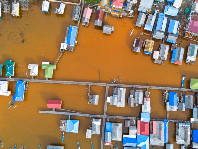 Desa Baliara di Pulau Kabaena, terletak di lepas pantai selatan Pulau Sulawesi, Indonesia. Penambangan nikel berlangsung di sekitar Baliara (Foto: Yusuf Wahil / Associated Press / Alamy)