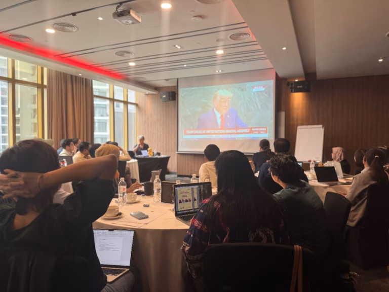 Jurnalisme konstruktif hadir sebagai solusi untuk mengatasi kelelahan informasi publik dengan menawarkan perspektif yang berfokus pada pemahaman, solusi, dan harapan nyata agar masyarakat tetap berdaya serta peduli dalam menghadapi krisis iklim.