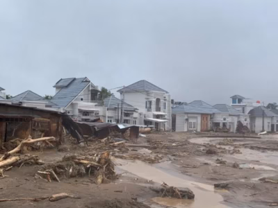 Bencana akhir November 2025 ini memiliki karakteristik unik karena menyerang secara simultan di tiga provinsi yang menjadi tulang punggung ekosistem Bukit Barisan.