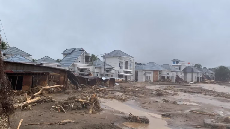 Bencana akhir November 2025 ini memiliki karakteristik unik karena menyerang secara simultan di tiga provinsi yang menjadi tulang punggung ekosistem Bukit Barisan.