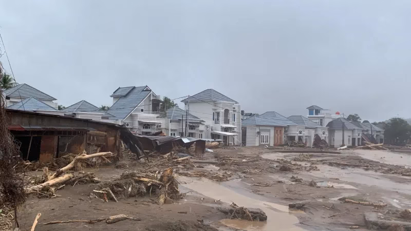 Bencana akhir November 2025 ini memiliki karakteristik unik karena menyerang secara simultan di tiga provinsi yang menjadi tulang punggung ekosistem Bukit Barisan.