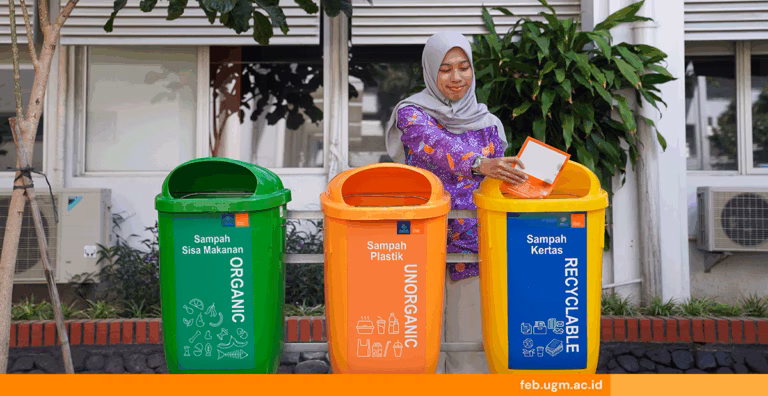 Memilah sampah di Kampus UGM. (Foto: UGM)
