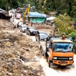Sejumlah kendaraan melintas jalur Tarutung-Sibolga di Dusun Sibalanga, Desa Sibalanga, Kecamatan Adiankoting, Tapanuli Selatan, Senin (1/12). (Bidang Komunikasi Kebencanaan / Danung Arifin)