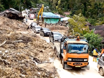 Sejumlah kendaraan melintas jalur Tarutung-Sibolga di Dusun Sibalanga, Desa Sibalanga, Kecamatan Adiankoting, Tapanuli Selatan, Senin (1/12). (Bidang Komunikasi Kebencanaan / Danung Arifin)