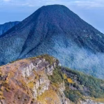 Gunung Gede Pangrango adalah menara air bagi Jawa Barat, Banten, dan Jakarta, kini berada di persimpangan jalan: tetap lestari atau hancur atas nama ambisi energi.