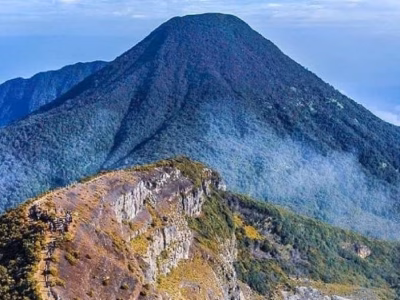 Gunung Gede Pangrango adalah menara air bagi Jawa Barat, Banten, dan Jakarta, kini berada di persimpangan jalan: tetap lestari atau hancur atas nama ambisi energi.