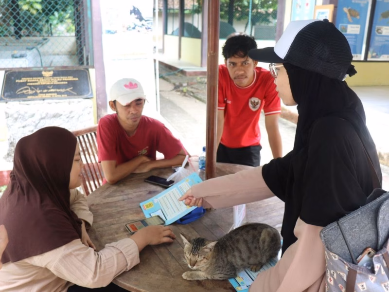 Tim KK Hidrografi melakukan diseminasi produk berupa Dashboard “Searibu” kepada pelaku wisata (pengelola penangkaran penyu) di Pulau Pramuka, Sabtu (20/9/2025). (Muhammad Syahrul Tasyrifan)