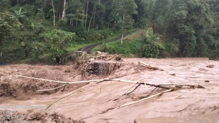 Bencana di Jampang tidak semata-mata disebabkan oleh faktor alam. Aktivitas pertambangan penyebab rusakanya ekositem.