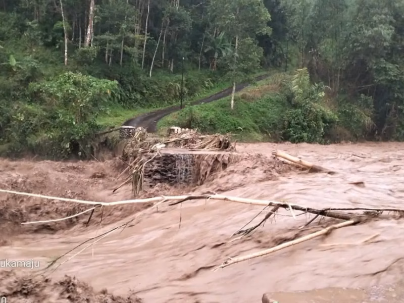 Bencana di Jampang tidak semata-mata disebabkan oleh faktor alam. Aktivitas pertambangan penyebab rusakanya ekositem.