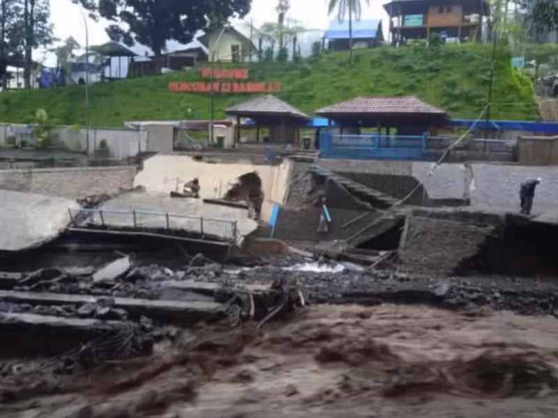 Curah hujan ekstrem pemicu banjir bandang di kaki Gunung Slamet. Tapi kerusakan ekosistem jadi faktor yang memperburuk dampak hujan.