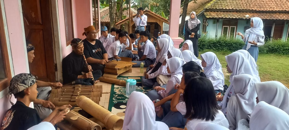 Bagi warga Kampung Adat Banceuy, keberlanjutan tidak pernah dimulai dari peta tata ruang atau laporan teknis tapi hidup dalam praktik sehari-hari.