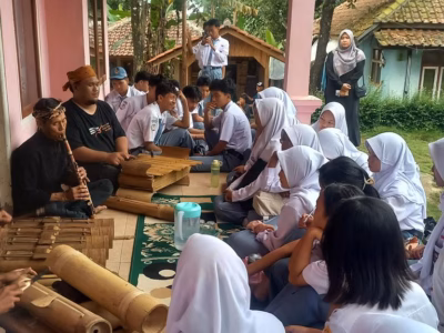 Bagi warga Kampung Adat Banceuy, keberlanjutan tidak pernah dimulai dari peta tata ruang atau laporan teknis tapi hidup dalam praktik sehari-hari.