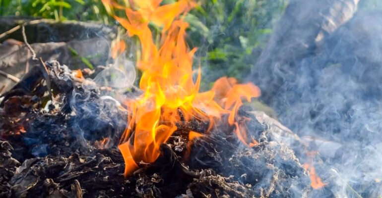 Membakar Plastik jadi Solusi Mudah untuk Menimbulkan Masalah Rumit