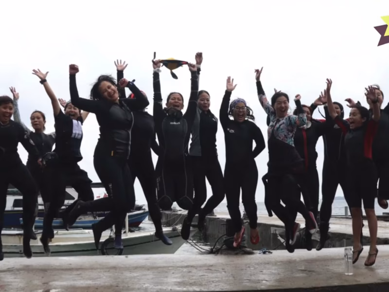 Hobi menyelam telah berevolusi menjadi sebuah gerakan advokasi lingkungan yang kuat di tangan perempuan.