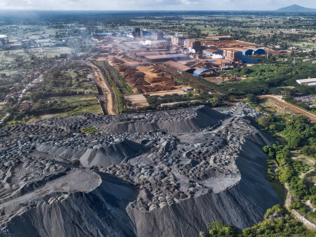 ironi megaproyek baterai EV Indonesia, di mana derasnya investasi asing industri nikel justru mengancam ruang hidup masyarakat lokal.