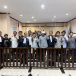 Sebelas warga adat Maba Sangaji, Halmahera Timur, menghadiri persidangan pertama dalam proses permohonan peninjauan kembali (PK) di Pengadilan Negeri (PN) Soasio, Tidore Kepulauan, pada Senin, 20 April 2026. Foto: Rabul Sawal/Bahalo Project x Ekuatorial.