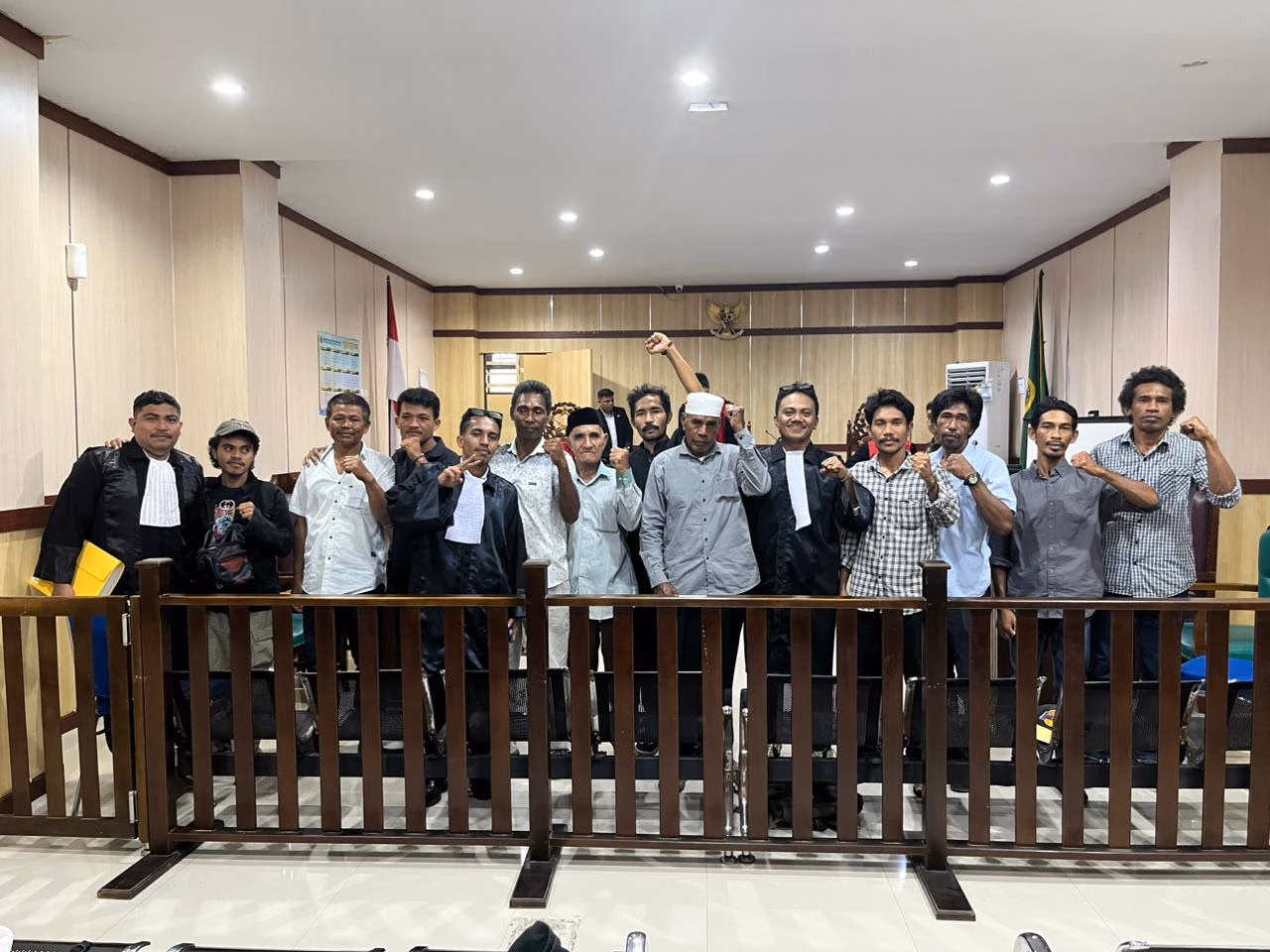 Sebelas warga adat Maba Sangaji, Halmahera Timur, menghadiri persidangan pertama dalam proses permohonan peninjauan kembali (PK) di Pengadilan Negeri (PN) Soasio, Tidore Kepulauan, pada Senin, 20 April 2026. Foto: Rabul Sawal/Bahalo Project x Ekuatorial.