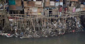 Nasib Sungai Ciliwung yang Kian Legam dan Berbau