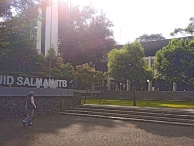 Masjid Salman ITB, Bandung, terkendala perizinan saat hendak memakai energi terbarukan tenaga surya. (Foto: Iman H)
